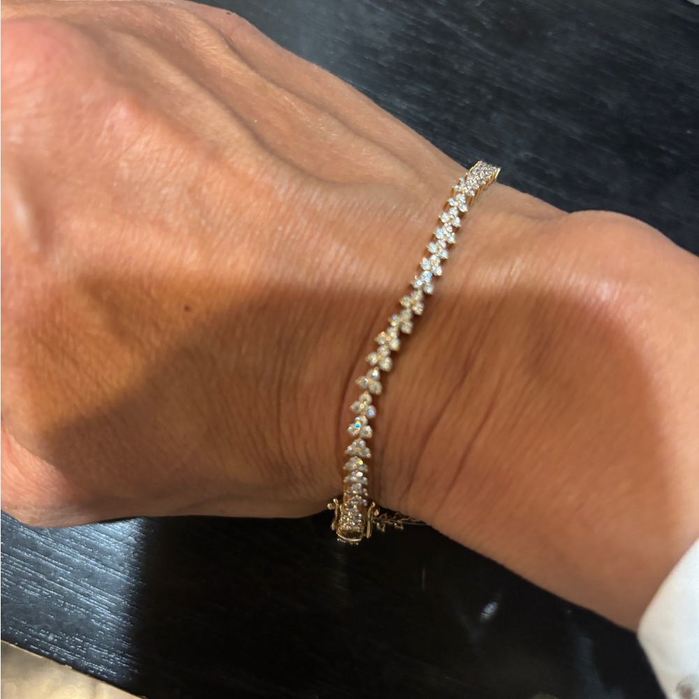 Diamond and gold tennis bracelet 14k. Sparkle is outstanding! 7 in
